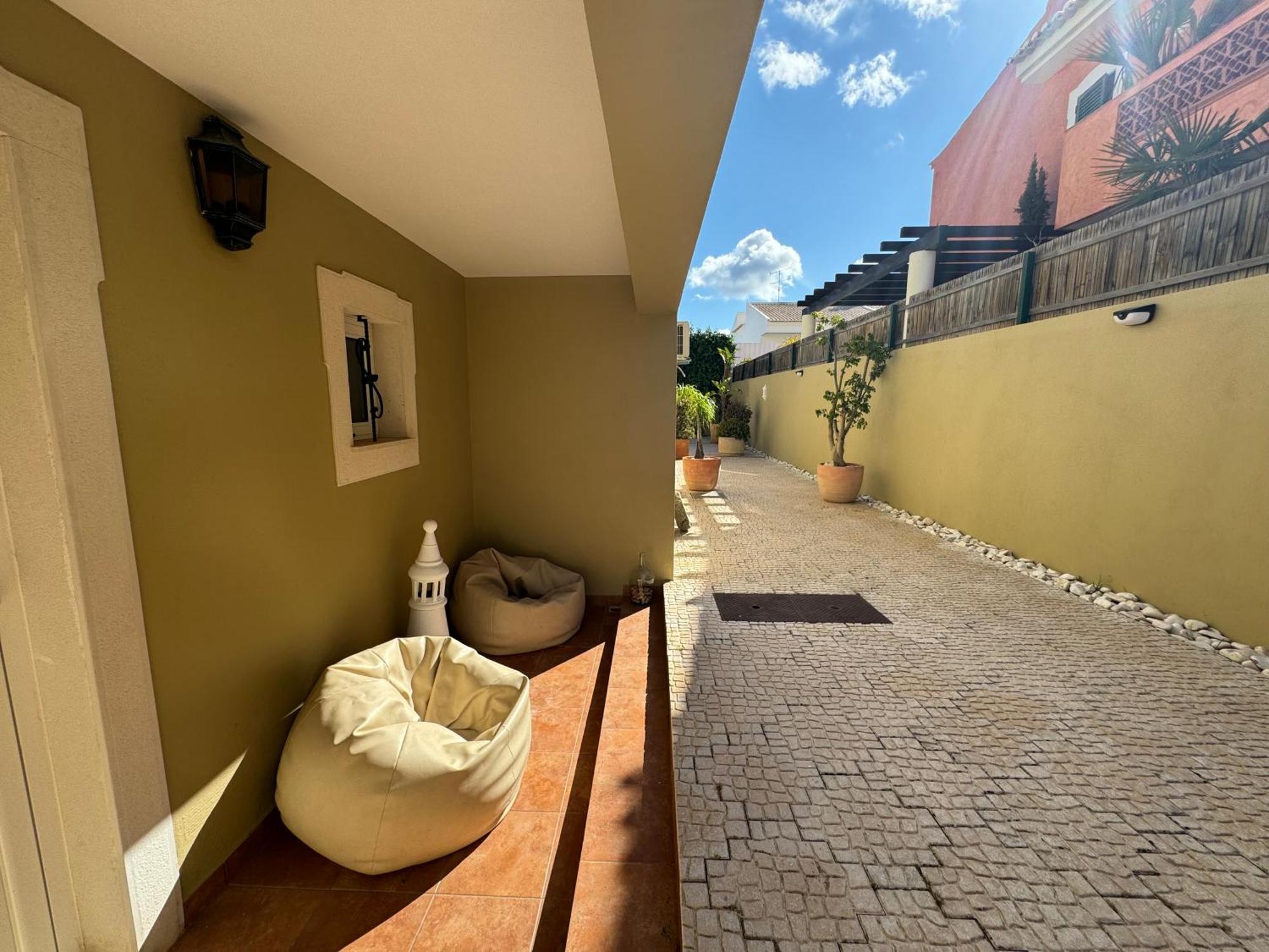 Happy Silva Guesthouse Lagos Exterior photo