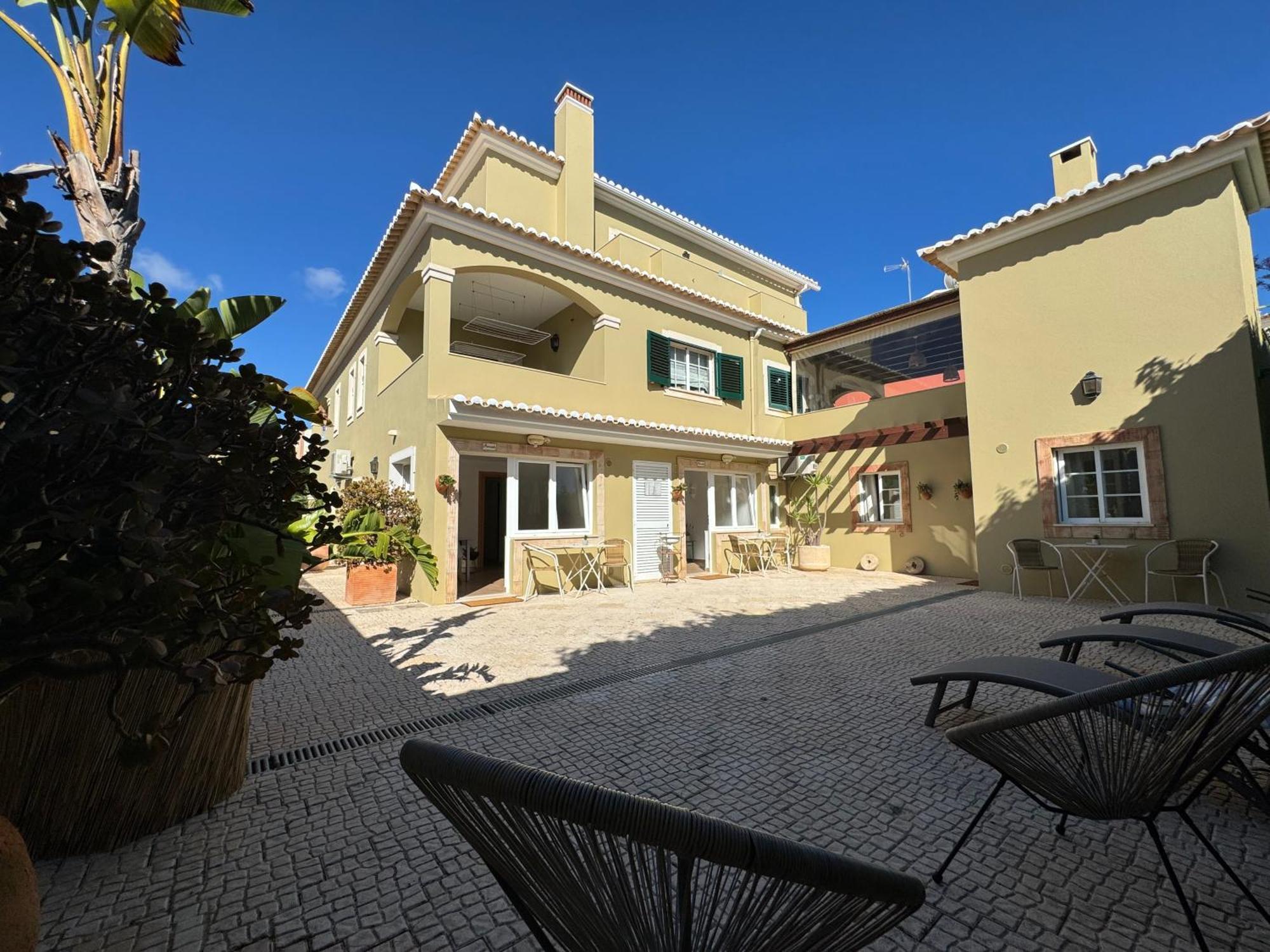 Happy Silva Guesthouse Lagos Exterior photo