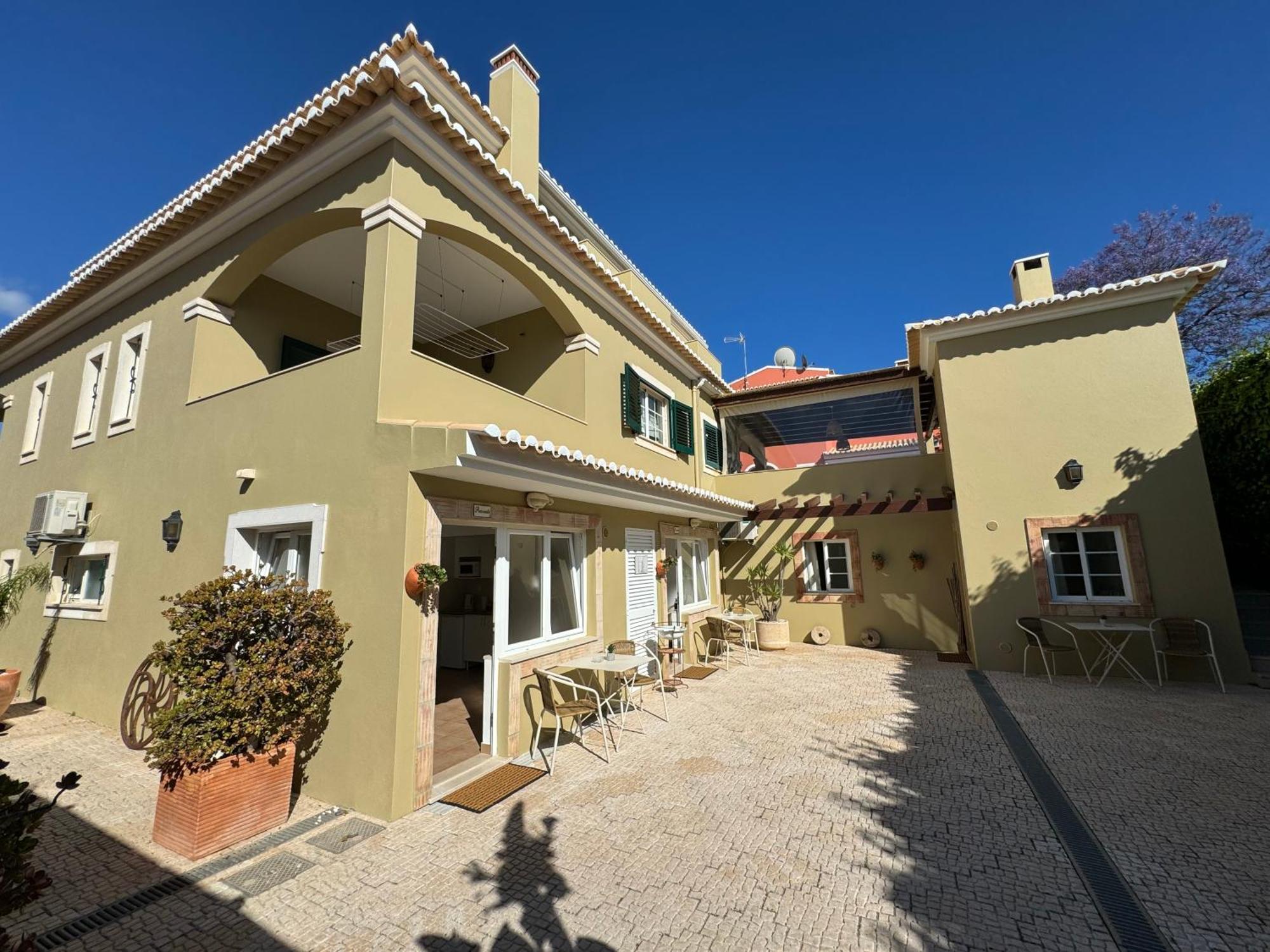 Happy Silva Guesthouse Lagos Exterior photo