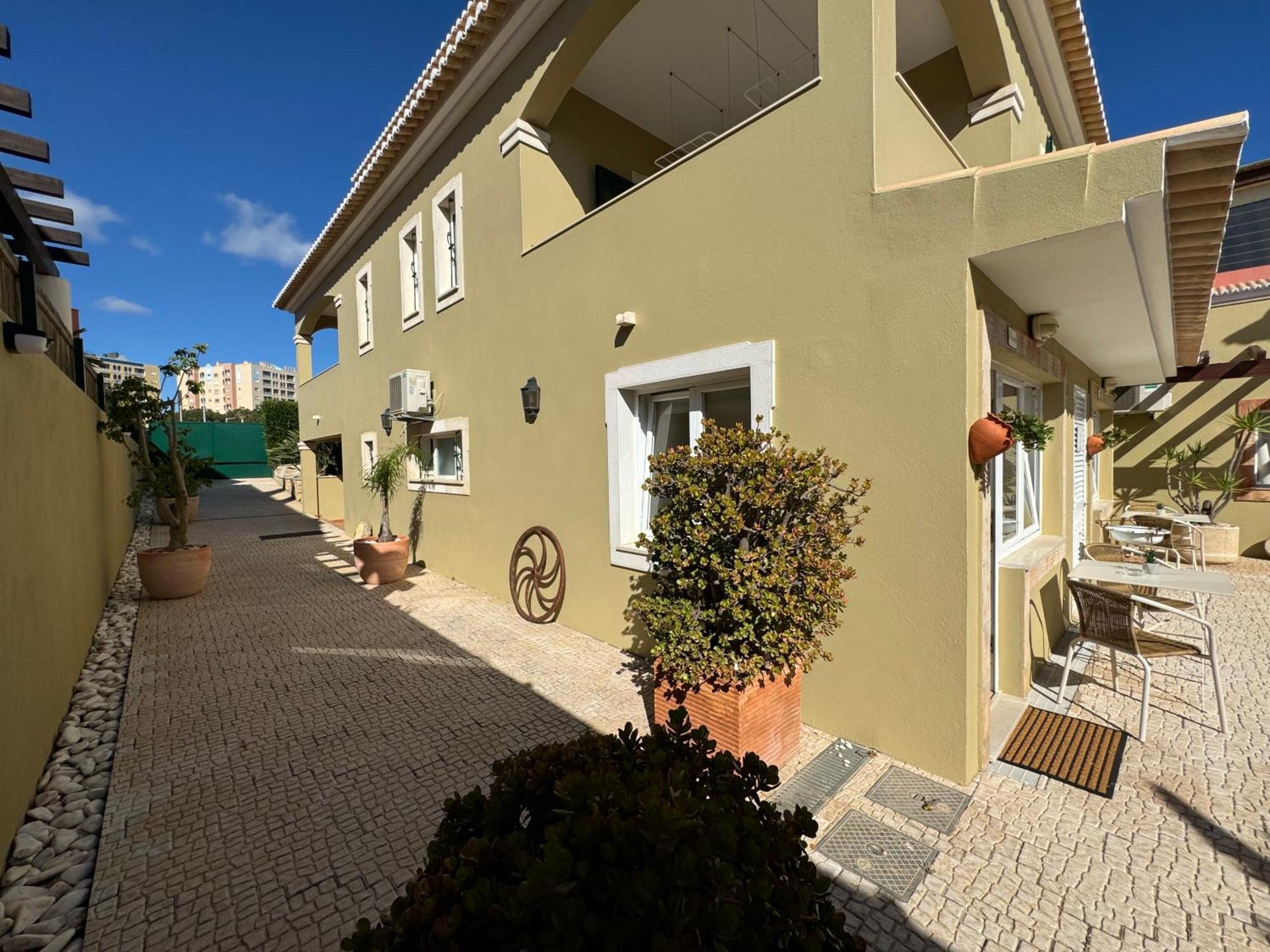 Happy Silva Guesthouse Lagos Exterior photo