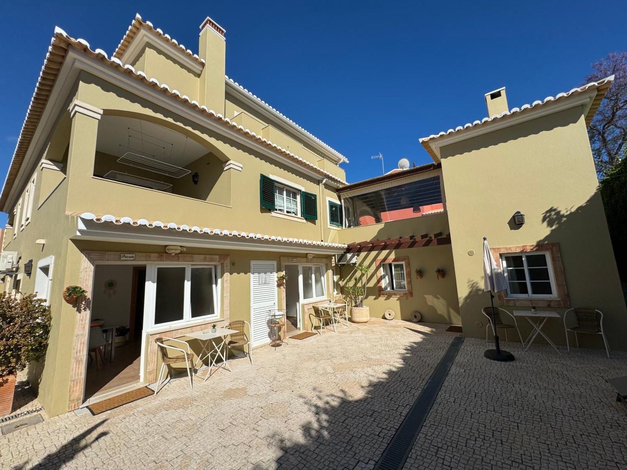 Happy Silva Guesthouse Lagos Exterior photo