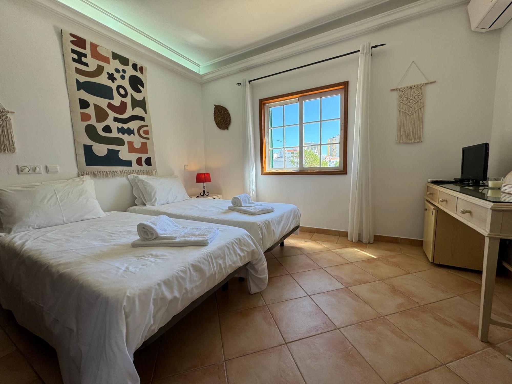 Happy Silva Guesthouse Lagos Exterior photo