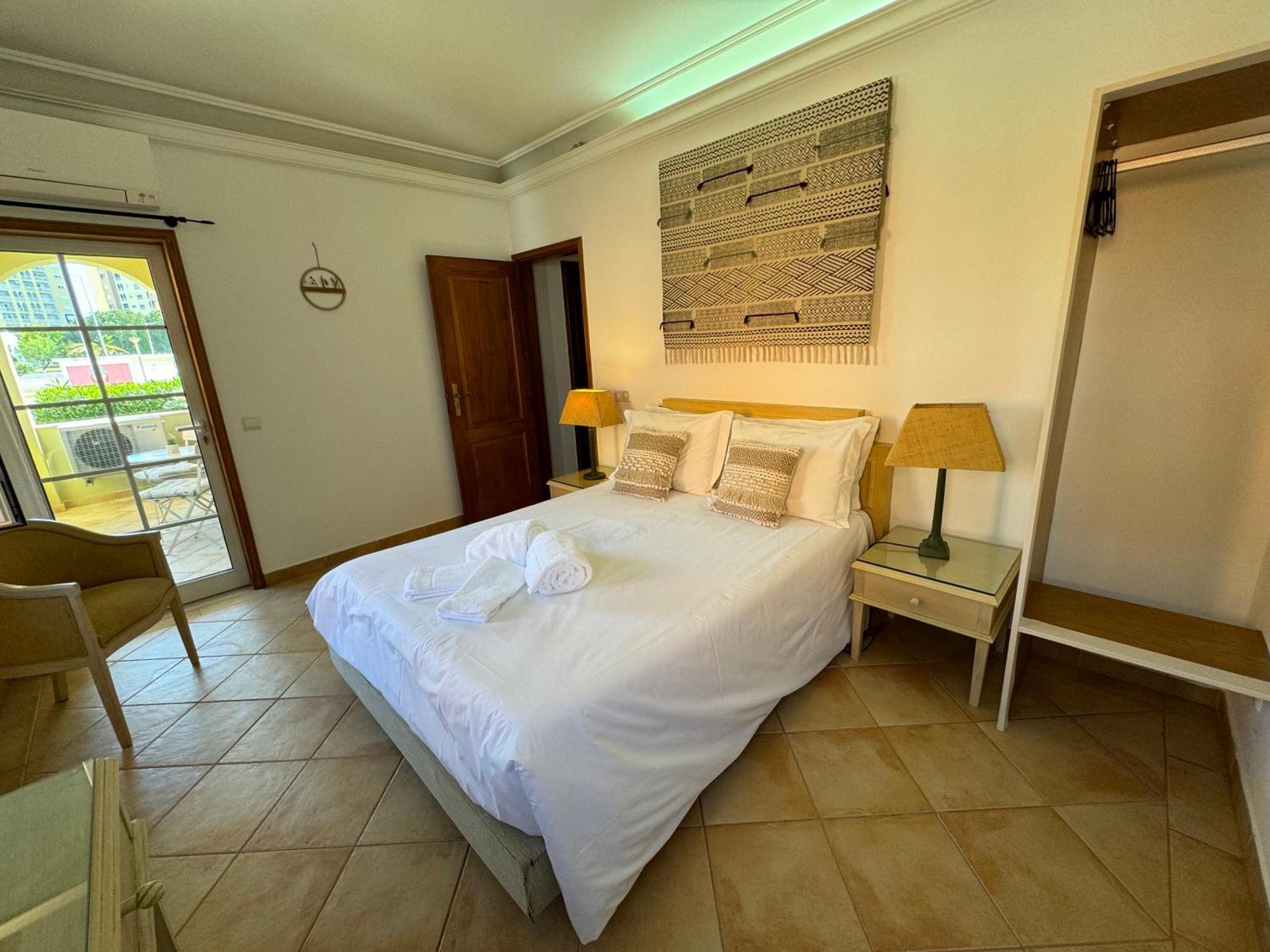 Happy Silva Guesthouse Lagos Exterior photo