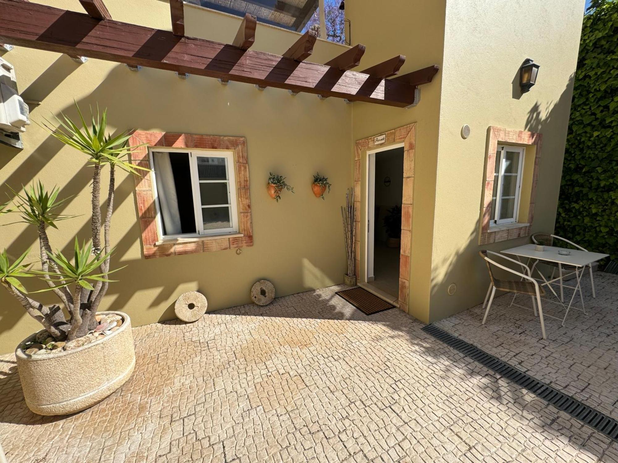 Happy Silva Guesthouse Lagos Exterior photo