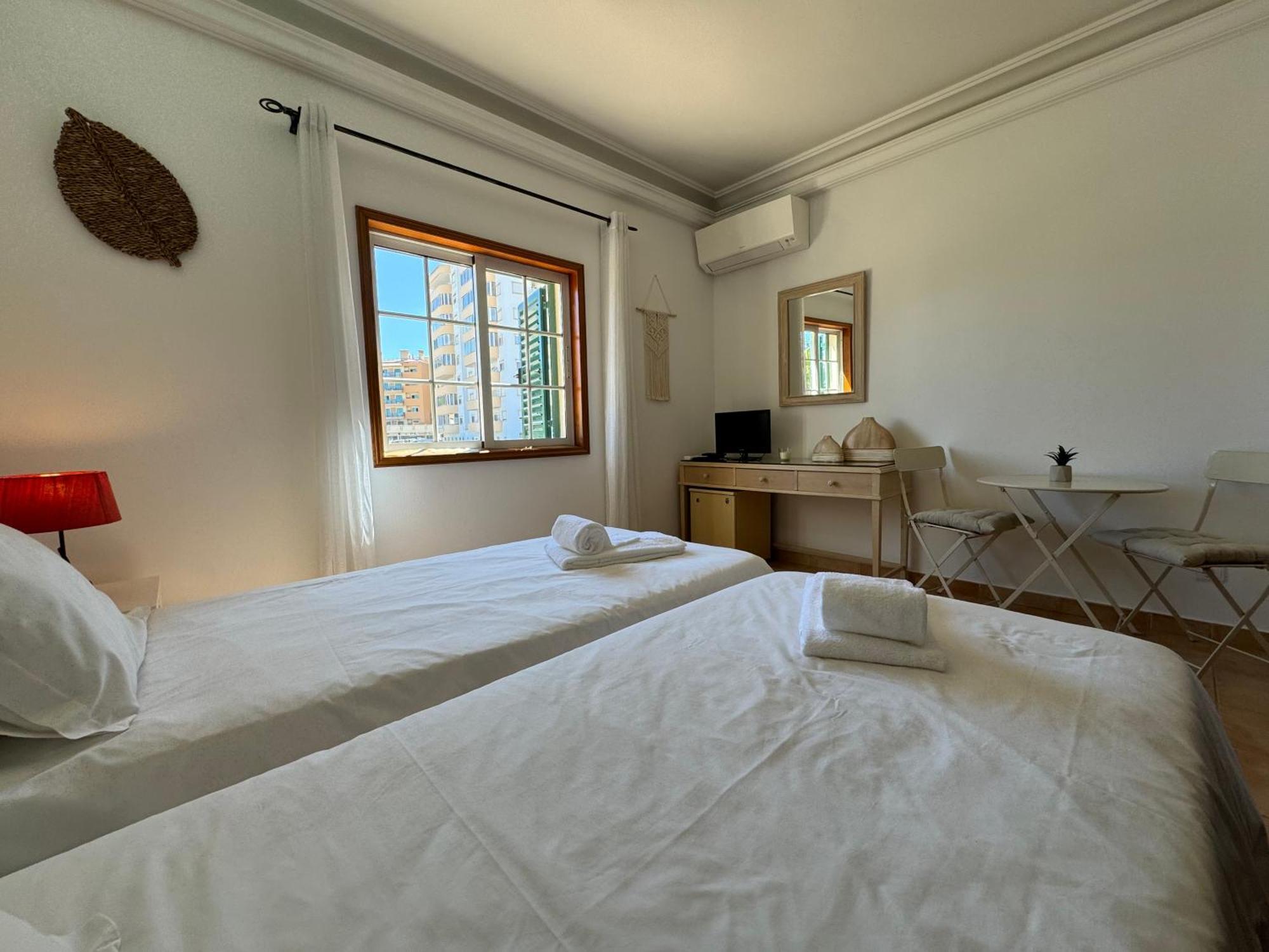 Happy Silva Guesthouse Lagos Exterior photo