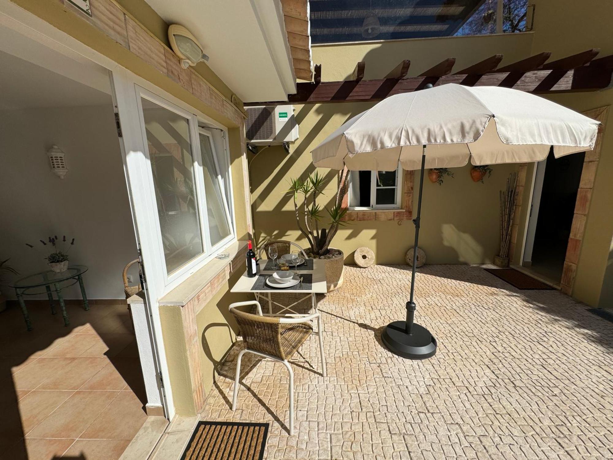 Happy Silva Guesthouse Lagos Exterior photo