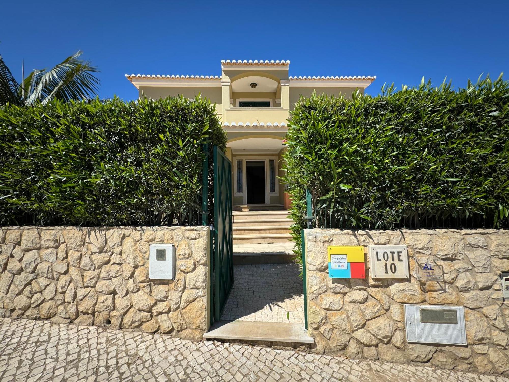 Happy Silva Guesthouse Lagos Exterior photo